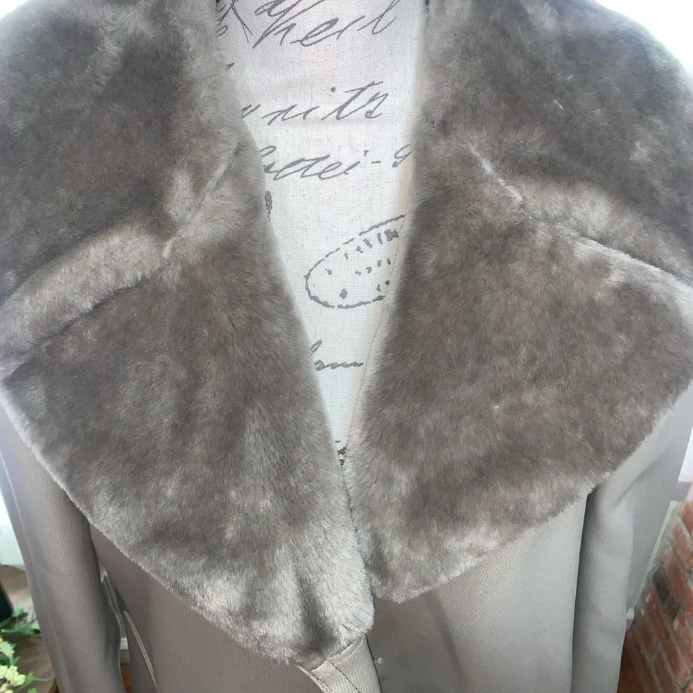 Elegant Gray Coat with Faux Fur Collar - Picture 4 of 7